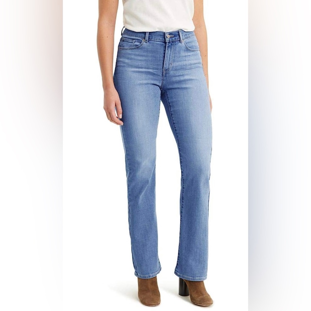 🎉HP🎉 Levi's Women's Classic Bootcut Jeans - size 18 - NWOT